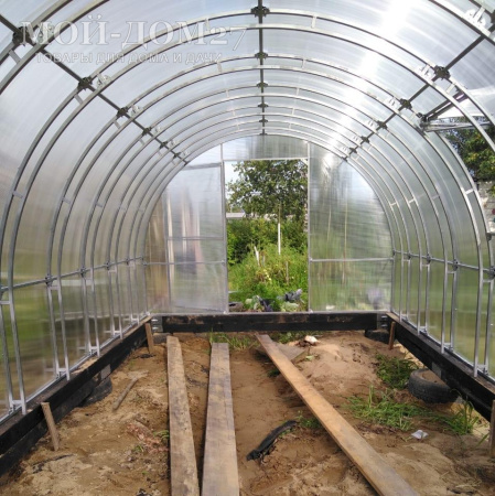 Теплица СверхПрочная Усиленная 10 метров с поликарбонатом | Мой-Дом27 | Каркас изготовлен из оцинкованной замкнутой трубы 20*20 мм.<br>
 Ширина - 3 метра. Высота - 2,1 метра. Длина 10 метров.<br>
 Выдерживаемая снеговая нагрузка - 300 кг/м2. Выдерживаемая ветровая нагрузка - до 22 м/с.<br>
 <b>Расстояние между дугами 0,65 метра.&nbsp;ДВОЙНАЯ ДУГА под дугой приварена еще одна дуга - толщина металла каждой дуги 1,2&nbsp;мм.</b>&nbsp;Ширина двери 0,96 метра.<br>